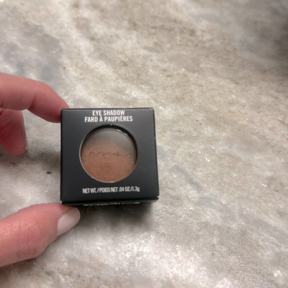 MAC eyeshow in Antiqued Veluxe Pearl